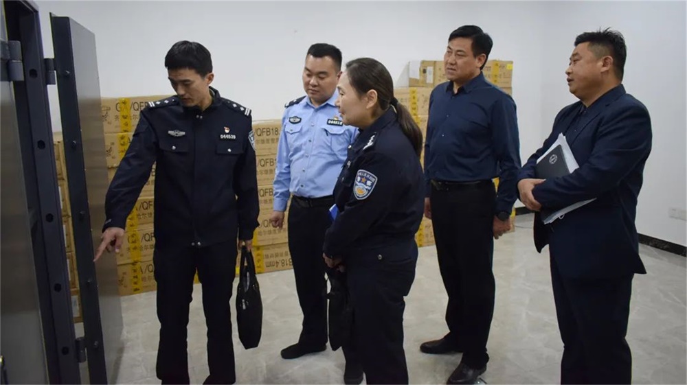宿州市公安局治安支隊(duì)副支隊(duì)長朱衛(wèi)紅一行蒞臨公司檢查指導(dǎo)(圖2) 宿州市公安局治安支隊(duì)副支隊(duì)長朱衛(wèi)紅一行蒞臨公司檢查指導(dǎo)(圖2)